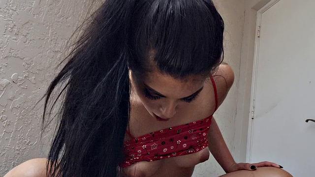 Джина Валентина трахается за деньги на парковке