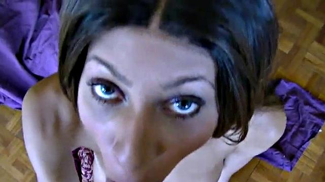 tiny trisha отсасывает и получает жёсткий анал на природе