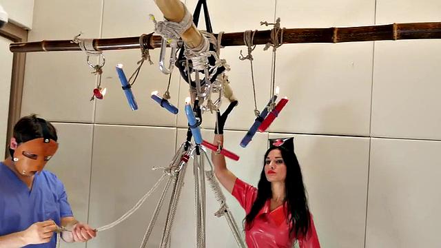 плотно связанная bdsm-шлюха захлебывается страпоном и тает под горячим воском