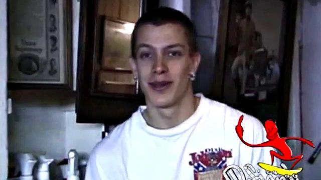 Шейн дрочит на камеру и кончает в руке