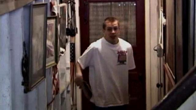 Шейн дрочит на камеру и кончает в руке