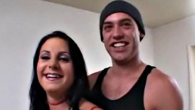 Ариана Джолли с пышной грудью трахается раком и ловит сперму на лицо