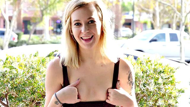 глубокое проникновение большими игрушками и сладкая мастурбация