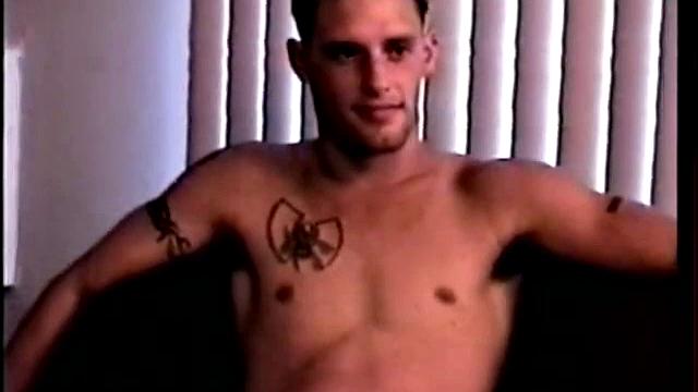 прямой парень впервые пробует мужской секс и игрушки, кайфуя от минета