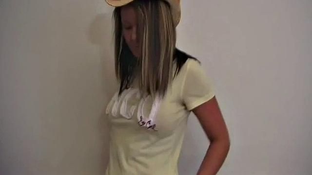 Amateur teen masturbates in solo session