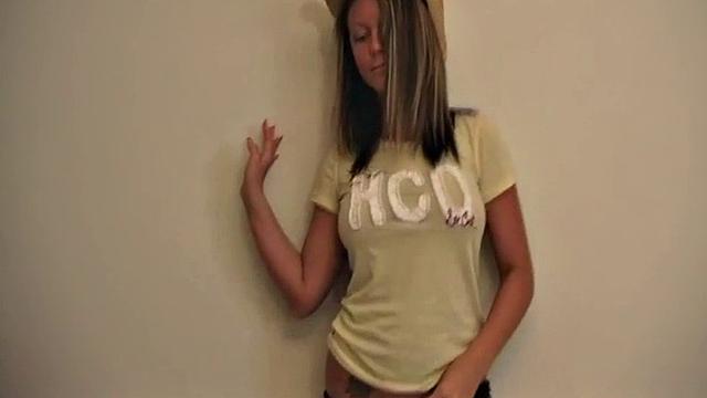 Amateur teen masturbates in solo session