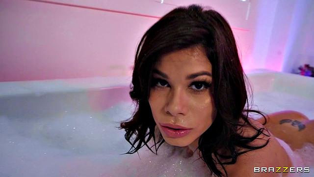 Ева Альварес в ванне заводит себя и получает по полной от Кейрана Ли, пока не просит сперму на лицо.