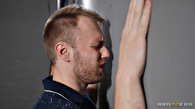 Мисс Элис Уайлд сосёт через дырку в стене и устраивает минет профессору Дэнни Ди в аудитории колледжа.