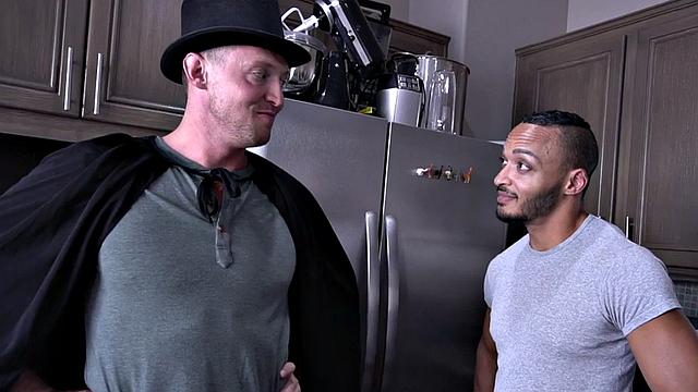 маг с мускулами жёстко трахает чернокожего без резины на кухонном столе