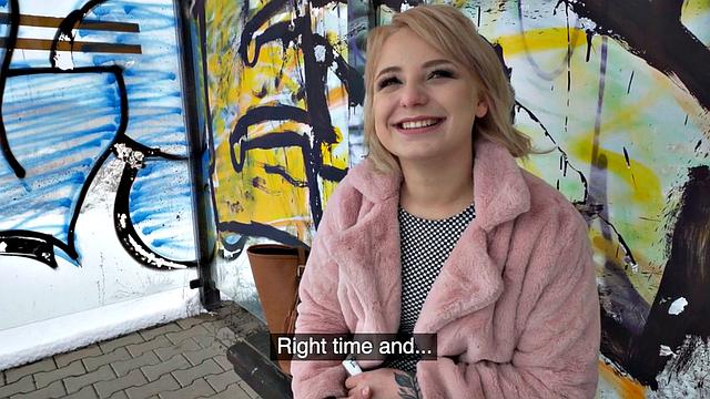 Блондинка-нимфоманка с радостью принимает в большую жопу у себя в комнате