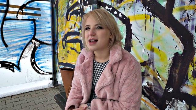 Блондинка-нимфоманка с радостью принимает в большую жопу у себя в комнате