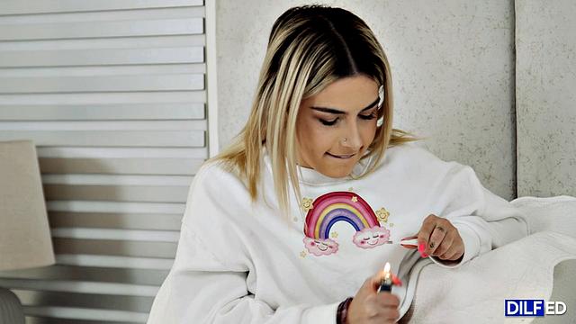 Блондинка с татушками не даёт скучать отчиму даже заболев