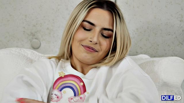 Блондинка с татушками не даёт скучать отчиму даже заболев