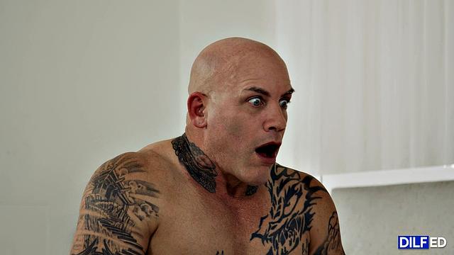 Блондинка с татушками не даёт скучать отчиму даже заболев