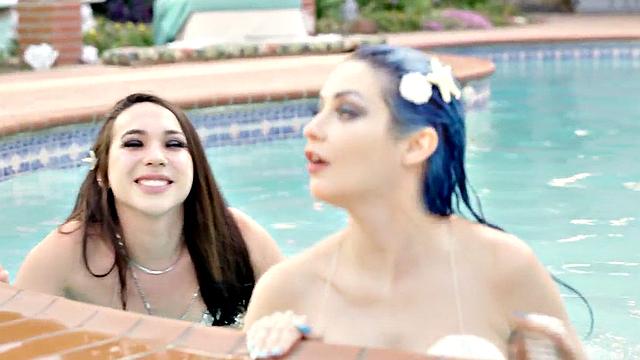 транс-сирена жарко трахается с любовницей у бассейна