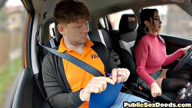 Сочная милфа не теряет времени зря - перепих в тачке с учителем