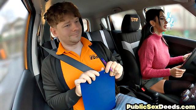 Сочная милфа не теряет времени зря - перепих в тачке с учителем