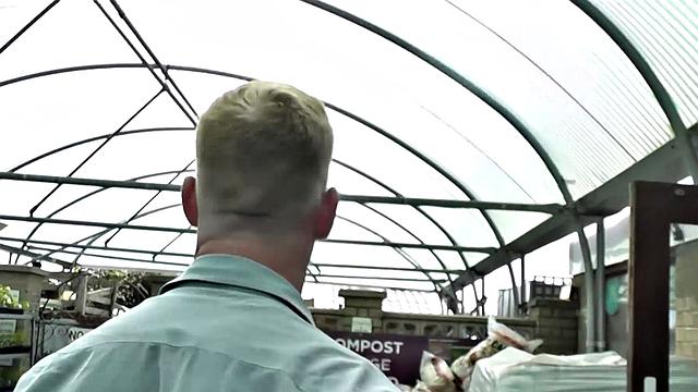 Татуированная зрелая Клео жадно сосёт и трахается с двумя членами подряд