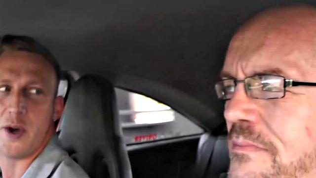 Татуированная зрелая Клео жадно сосёт и трахается с двумя членами подряд