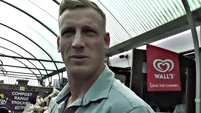 Татуированная зрелая Клео жадно сосёт и трахается с двумя членами подряд