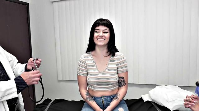 Foot fetish doctor breeds babe in front of voyeur nurse