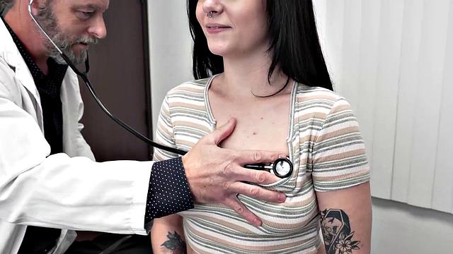 Foot fetish doctor breeds babe in front of voyeur nurse