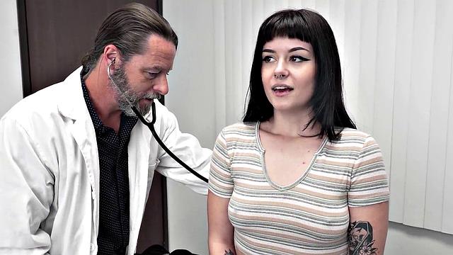 доктор с фетишем на ноги трахается с брюнеткой при медсестре