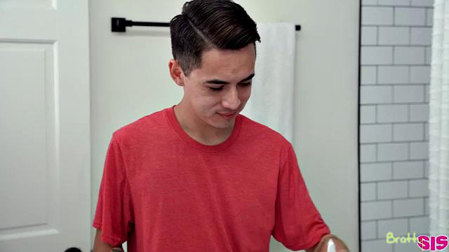 ренее роуз мастурбирует на кровати брата, потом берет член по-братски