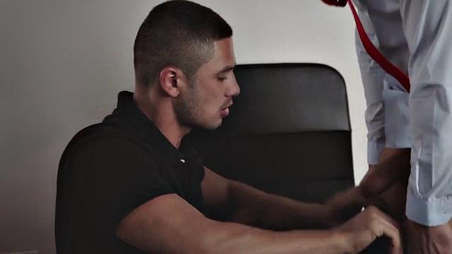 Athletic stud in office fucked by boss after cocksucking