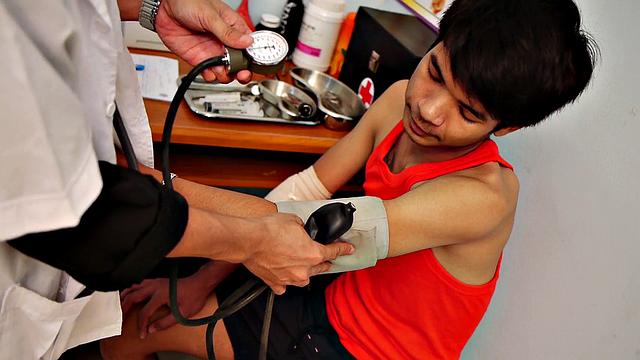 Skinny twink barebacked for cumshot by doctor