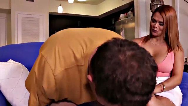 пышная мачеха срывает крышу, лаская член языком и пальцами