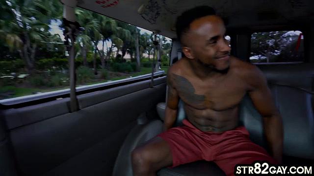 Fooled big muscle into ebony assfuck