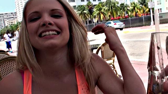 выведи девушку на улицу и трахай перед камерой