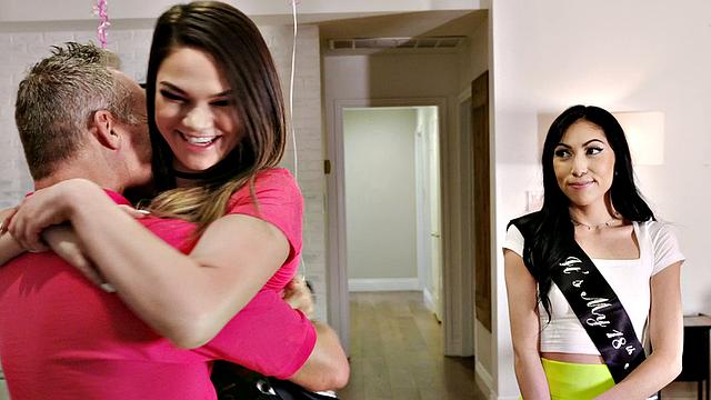 две подруги меняются бельём и трахаются с отчимами на диване