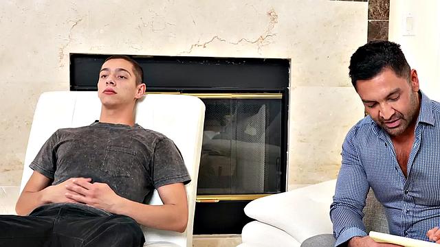 гипноз сработал: парень полностью под контролем доминанта и игрушек