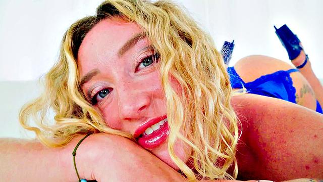 стройная в белье глубоко сосёт на pov