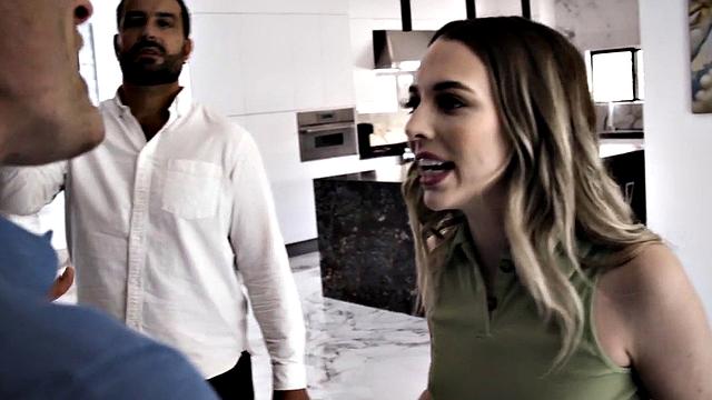 папаша решил проверить, как гладкая падчерица справится с bbc в мокрой постели