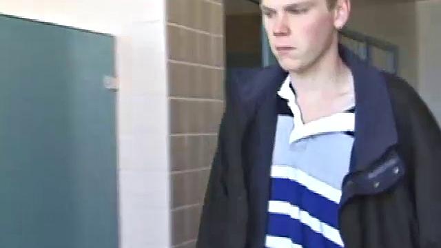 Благочестивый парнишка срывается в сортире и заливает все спермой - где же твоя святость теперь