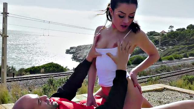 итальянская брюнетка получает анал и пощёчину на публичном кастинге