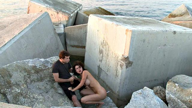 покорная шлюха сосет на улице перед зеваками