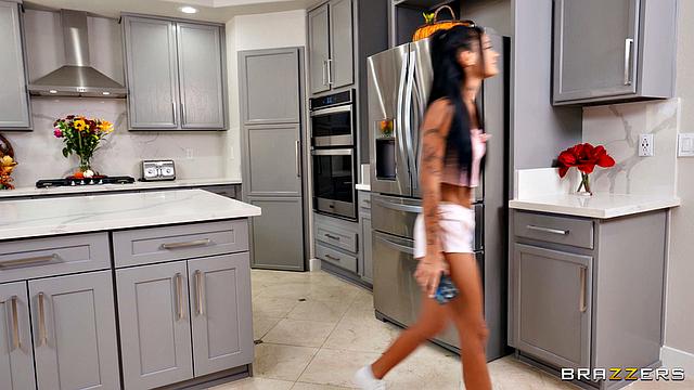 Домработница довела хозяина до бешеного траха в спальне