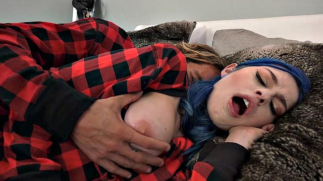 девушка с большими сиськами просыпается от члена и катается сверху