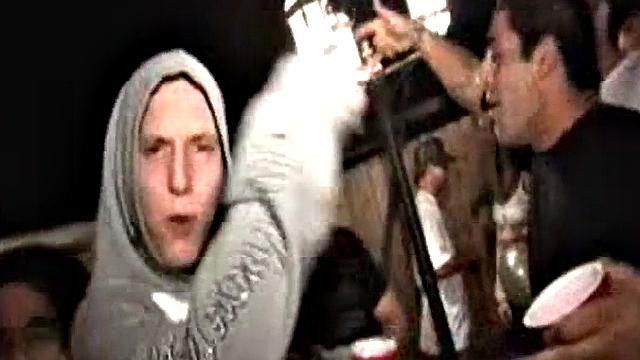 брюнетка студентка сосёт член на вечеринке