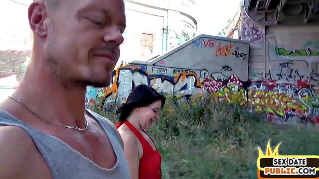 Зрелая с большой жопой трахается в анал на улице с незнакомцем.