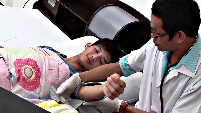Hurt Asia twink fucked by doc at home during visit
