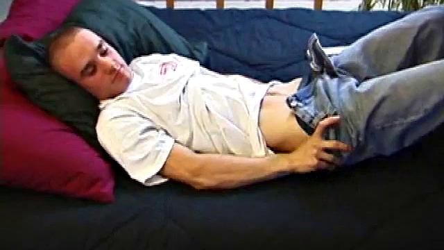 Kenny дрочит с игрушкой и кончает на пальцах