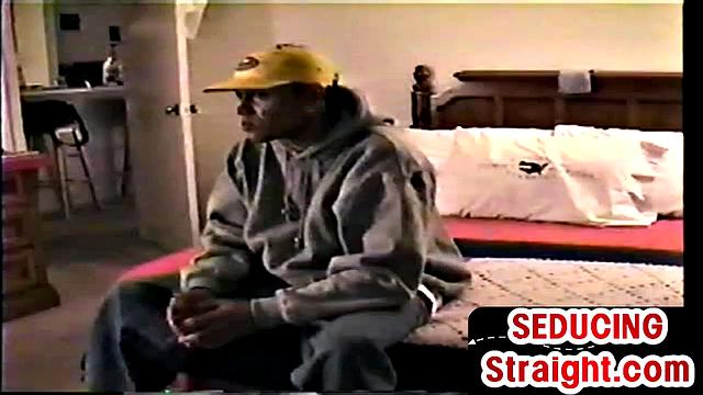 парень дрочит один и кончает