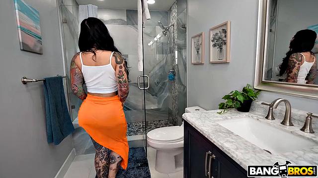 Connie Perignon с жадностью берет огромный член Brickzilla глубоко в себя, кончая от жесткого траха и обильной спермы.