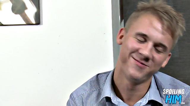 Handome Twunk Analriding a Lucky Stranger