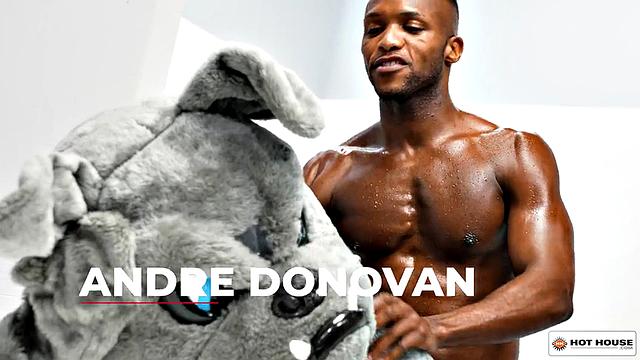 смотри, как регбист трахает маскота в раздевалке